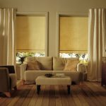 Design del soggiorno con tende beige