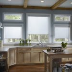 Dekorera windows i köket-vardagsrummet i ett privat hus