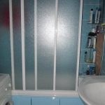 Ochranná clona s matným povrchem v koupelnovém panelovém domě
