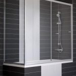 Conception de salle de bain avec des carreaux gris