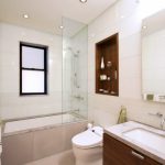 עיצוב חדר אמבטיה עם חלון