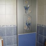 Plastic gordijn met een patroon in een moderne badkamer