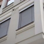 Védőfüggönyök a többemeletes épület ablakain