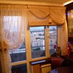 Romersk gardinkombination med gardiner på balkongfönstret