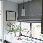 Tirai Rom kelabu warna di atas sink dapur
