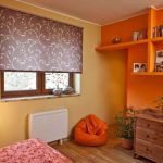 Oranje kleur in het interieur van de slaapkamer