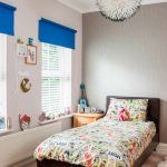 Blå gardiner på windows i barnens sovrum