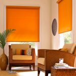 Vardagsrumsdesign med orange gardiner