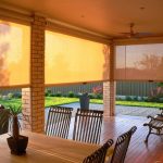 Aurinkosuojat yksityisen talon verannalla