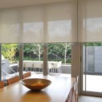 Zonneschermen op het grote raam van de keuken-woonkamer