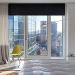Musta verho makuuhuoneen ikkunasta
