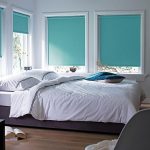 Decorare una finestra della camera da letto con tende di colore turchese