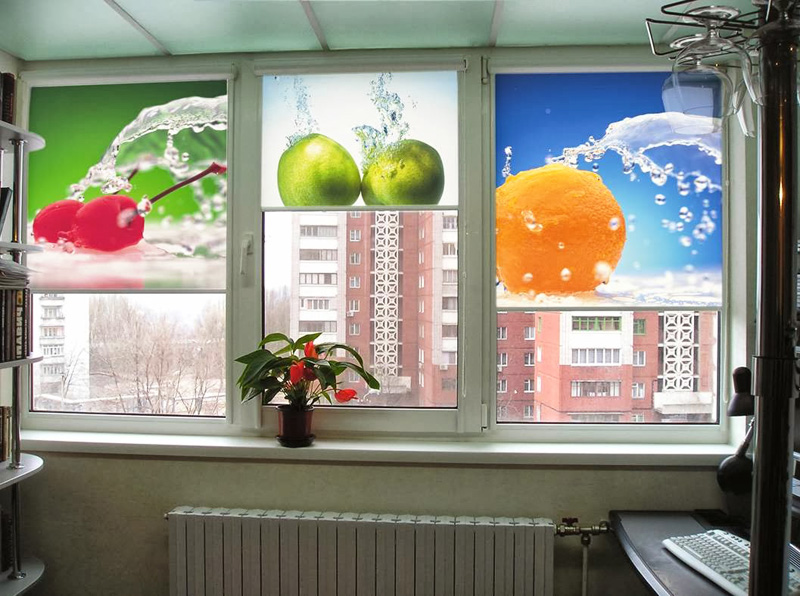 A konyhai ablakon gyümölcsfényes fotónyomtatással ellátott redőnyök