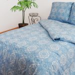 Modrá postel pro manželskou postel