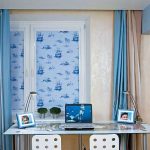 Blå rullar och klassiska brunblå gardiner i havsrummet för en pojke