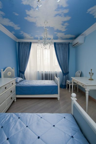 Blå och blå gardiner och vita möbler