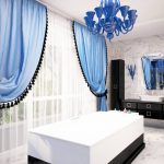 Rideaux bleus avec garniture noire pour une salle de bain luxueuse.