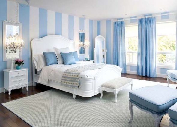 Blå gardiner i sovrummet