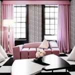Kortárs stílusú nappali kanapéval és halvány rózsaszín függönyökkel
