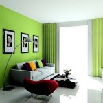 Inredning vardagsrum med grön vägg och gröna gardiner i ton