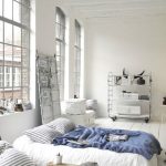 Loft-styl ložnice interiér s matrací spaní místo postele