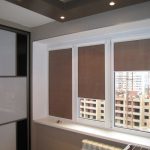 Bruine gordijnen op het PVC-raam van een nieuw appartement