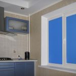 Conception de cuisine avec des rideaux bleus
