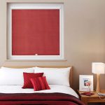 Tirai merah di atas kepala katil