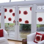 Röda och vita blommor på gardinerna i ett privat hus