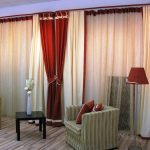 La combinazione di tende bicolore per il soggiorno - una combinazione di rosso e bianco