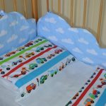 Tempat tidur dan perlindungan di dalam katil bayi