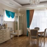 Brun-turkos gardiner i vardagsrummet