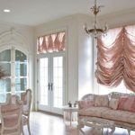 Kort rosa gardiner för klassisk stil