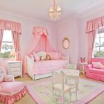 Vackert rum för en tjej i mjuka rosa toner