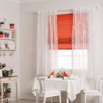 Röd romersk blind över fönstret - vacker inredning av köksfönstret