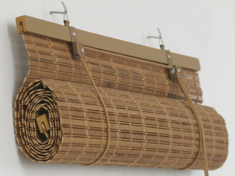 Bambu gardin av lameller på två krokar