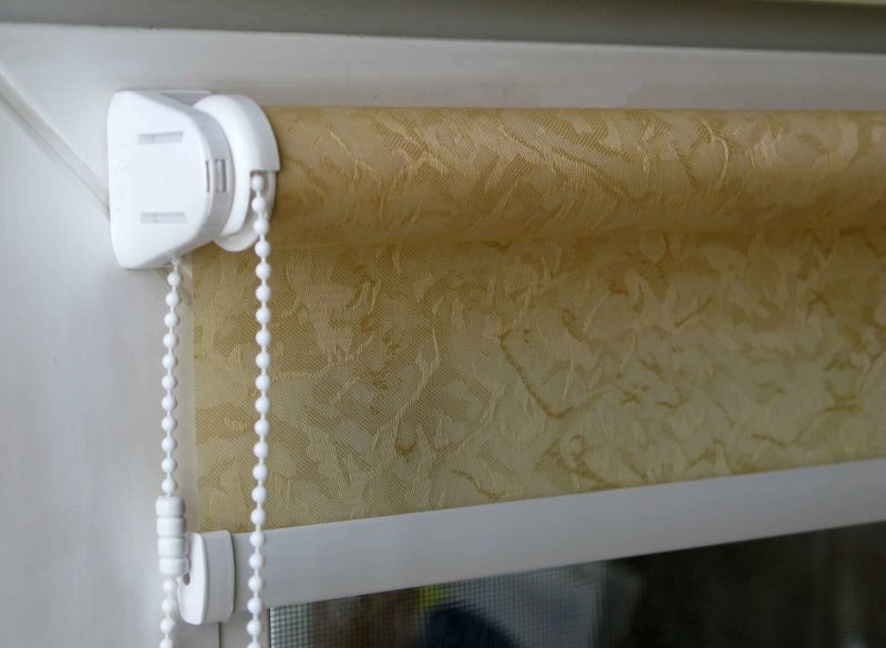 Fissaggio delle tapparelle sull'anta mobile della finestra in PVC