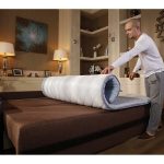 Sottile materasso sulla superficie del divano per un effetto protettivo e anatomico