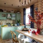 Cornicione a parete con tappi in ferro battuto in cucina in stile country