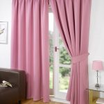 Tende rosa saturi di stoffa spessa nel soggiorno