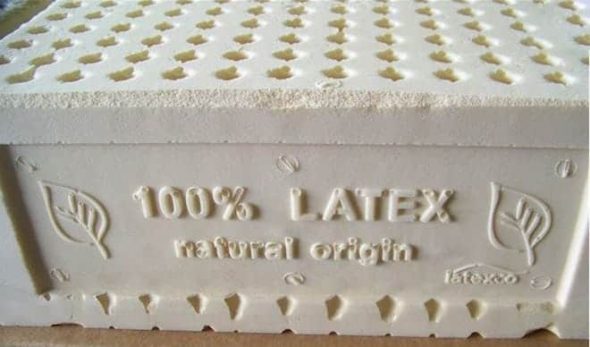 Přírodní latex má nádech těžké krému.