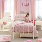 Delikata rosa gardiner i flickans sovrum