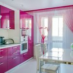 Vaaleanpunaiset verhot keittiössä