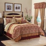 Göra gardiner och sängkläder på sängen av två kombinerade tyger