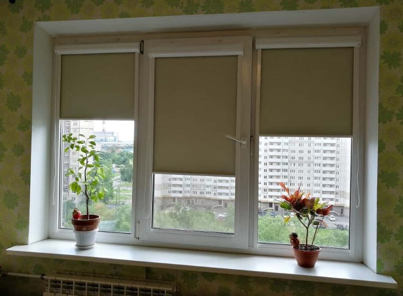 Les rideaux de cassette sur la fenêtre en PVC de l'appartement ont amélioré la planification