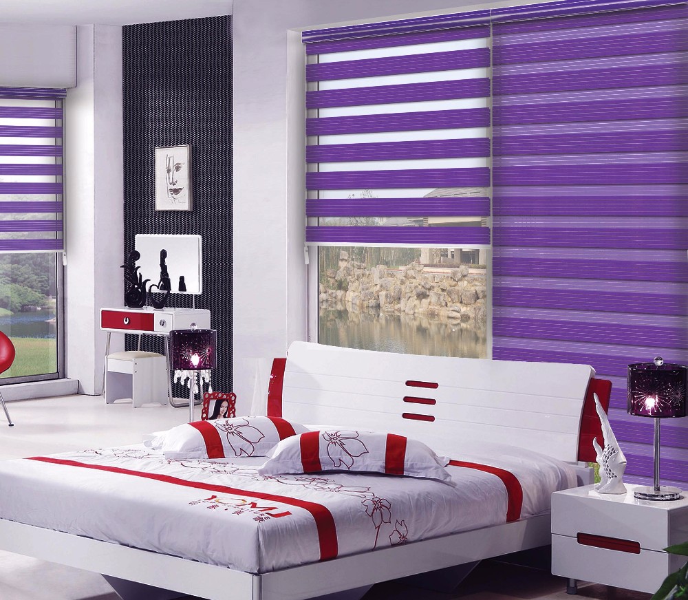 Blind zebra, jossa on violetit raidat makuuhuoneen sisustuksessa