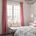 La tonalità della rosa polverosa in combinazione con il bianco sarà una vera decorazione per la camera da letto
