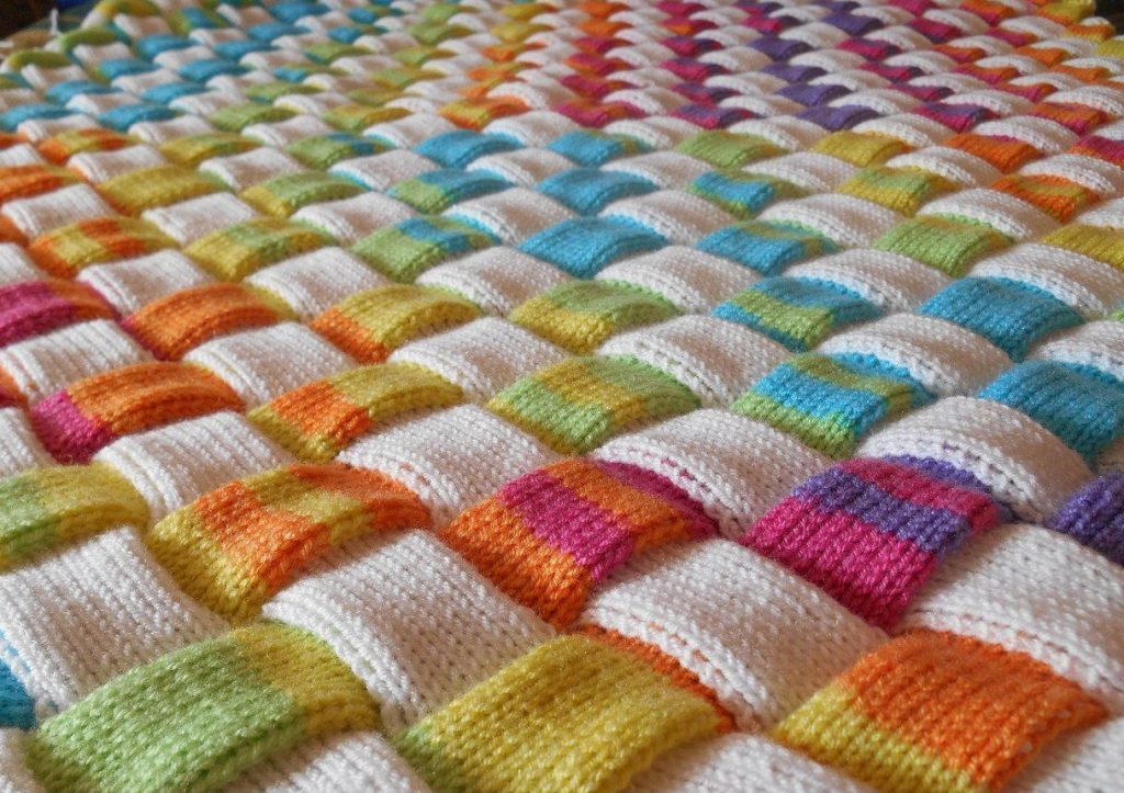 Poslední fáze pletení koberec