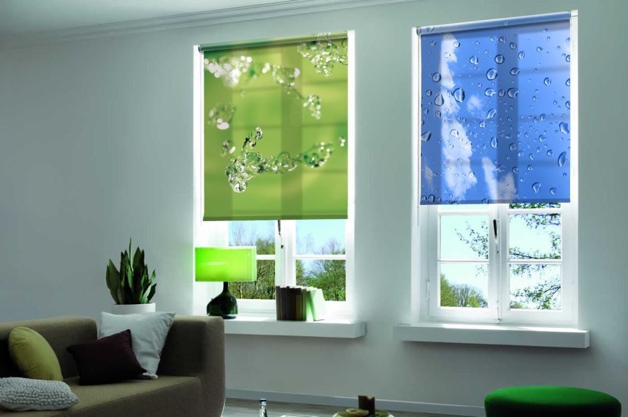 Tapparelle multicolore con stampa fotografica sulle finestre del soggiorno
