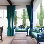 Un exemple de combinaison de couleurs - vert et bleu, utilisé dans les rideaux et les meubles